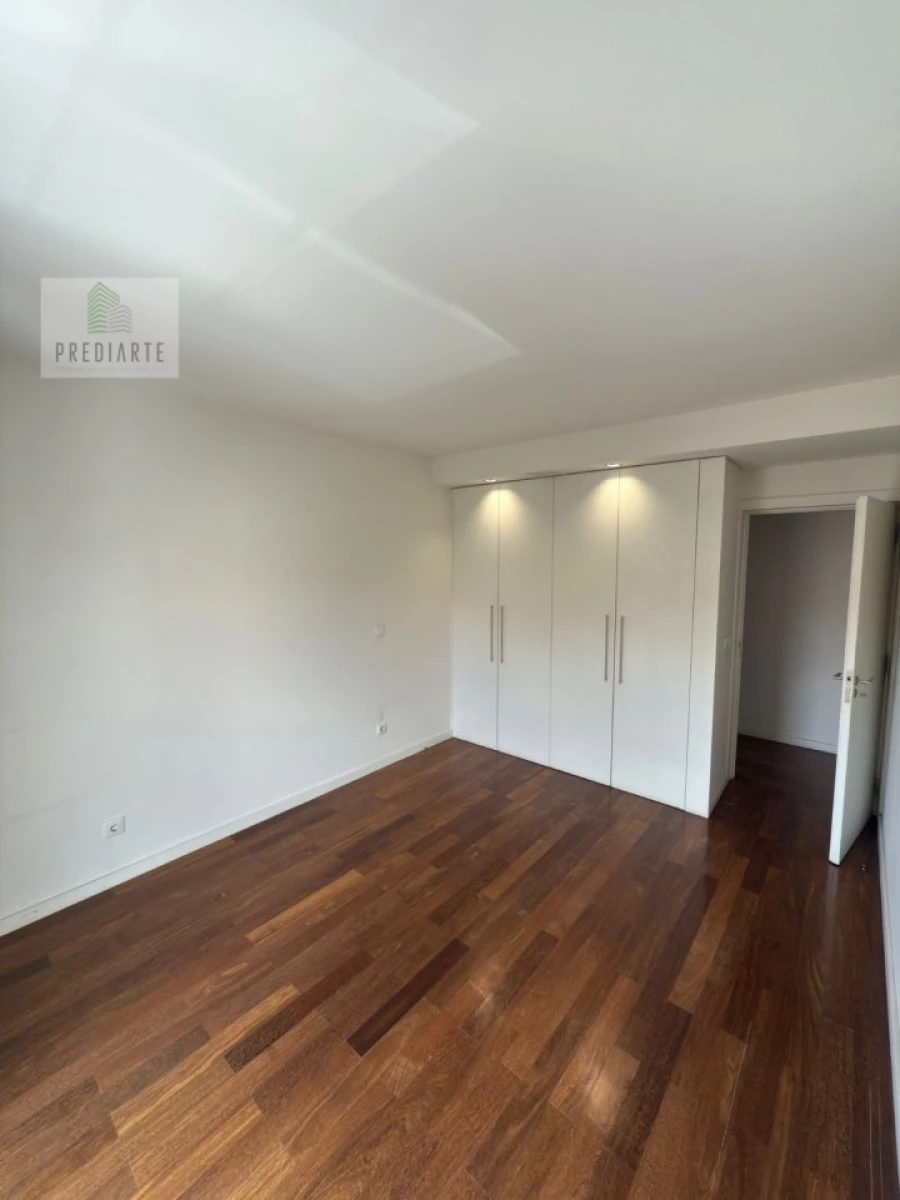 Apartamento T5 para Venda em Paranhos Foto 12