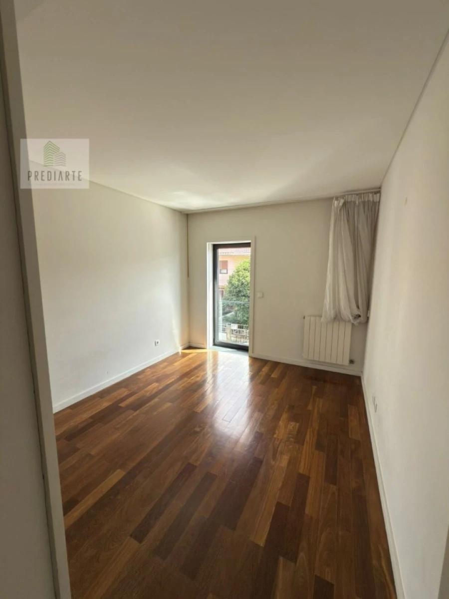 Apartamento T5 para Venda em Paranhos Foto 15