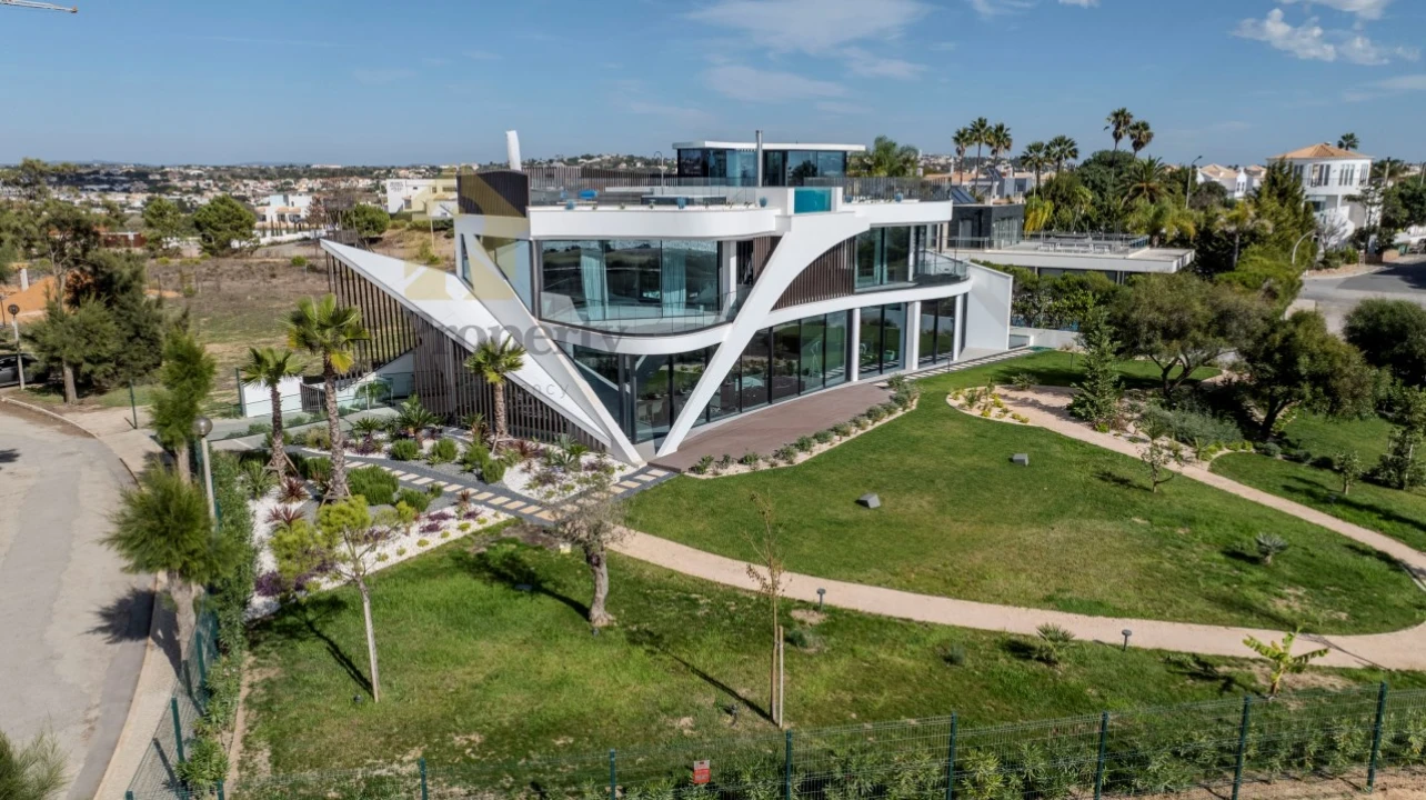 Moradia T4 para Venda em Guia Foto 3