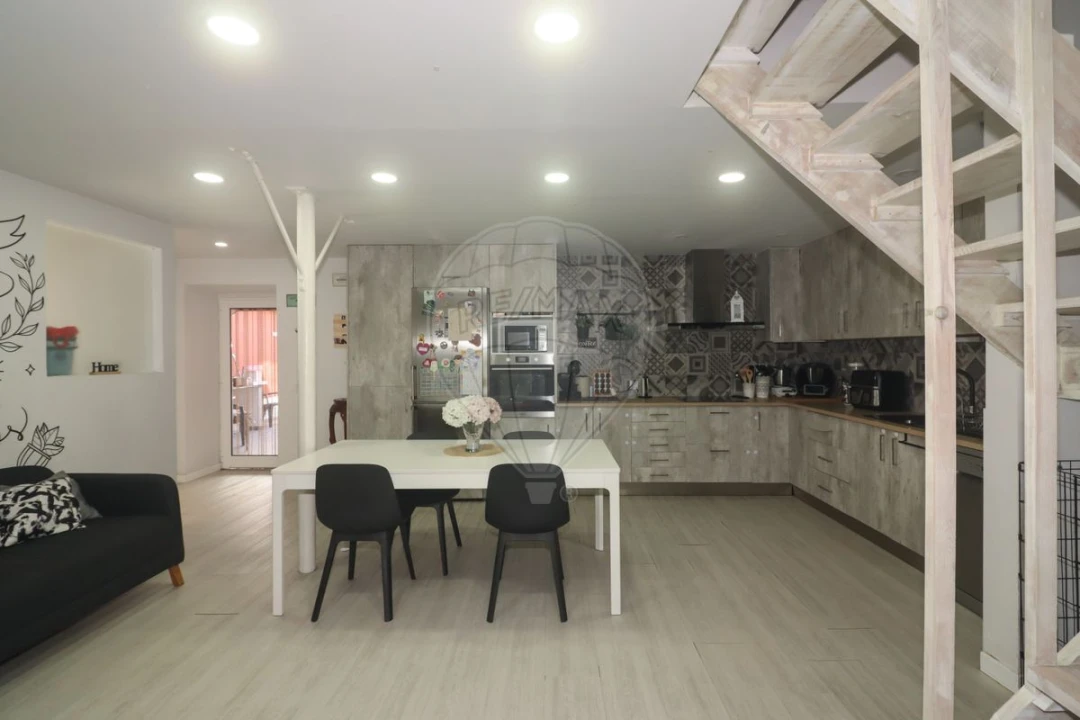 Moradia T5 para Venda em Carregado e Cadafais Foto 3