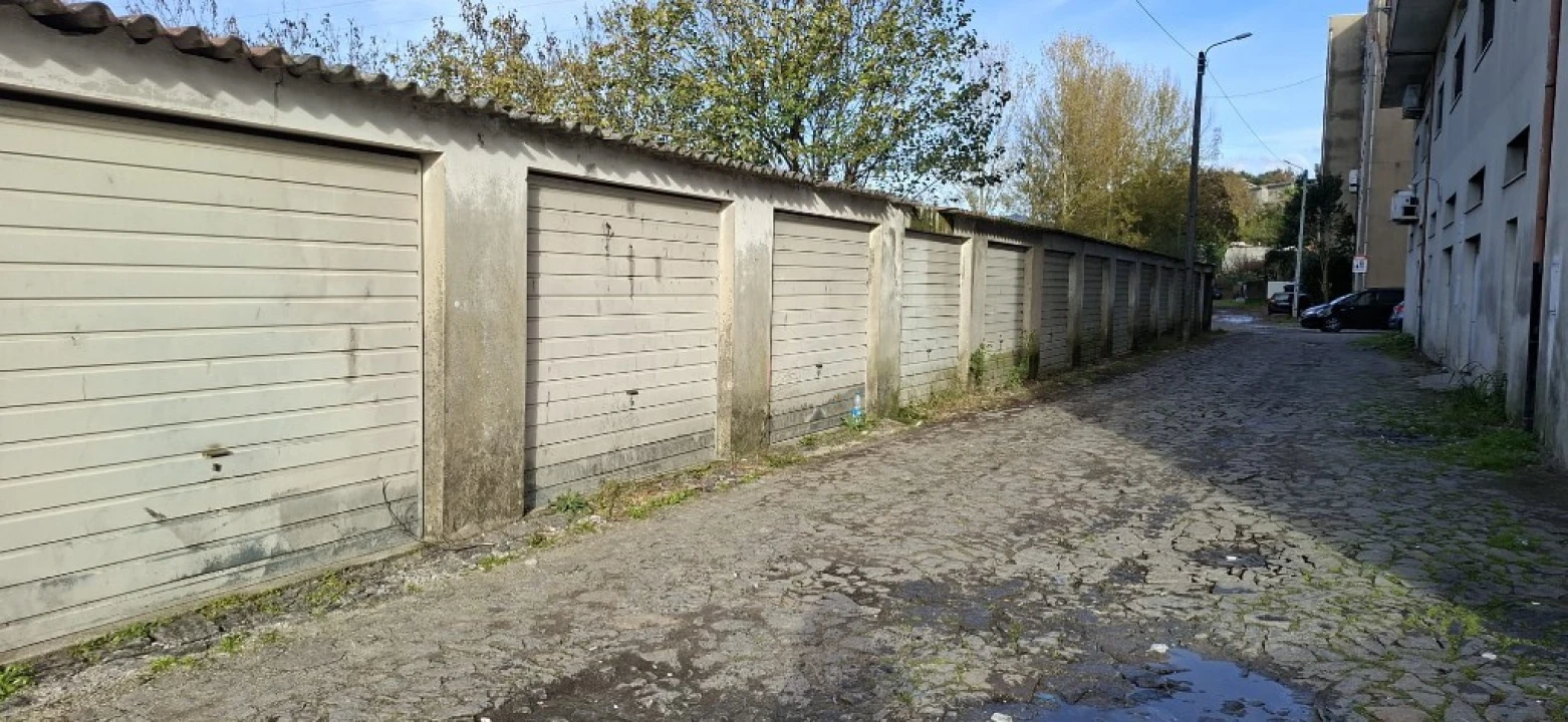 Garagem para Arrendamento em Lago Foto 2