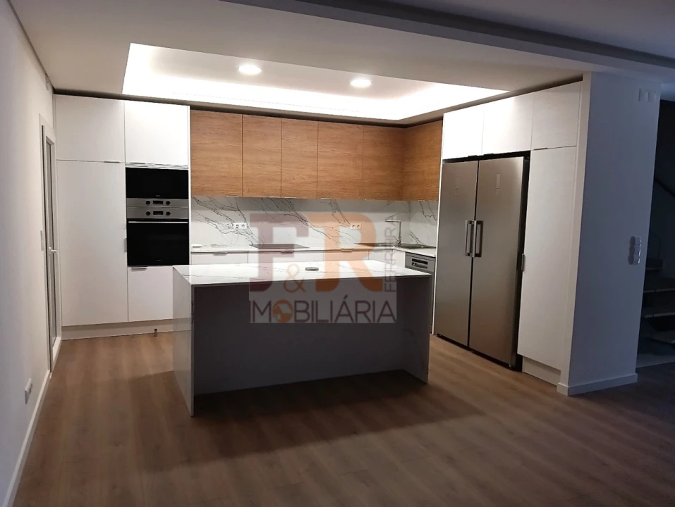 Moradia T5 para Venda em Laranjeiro e Feijó Foto 9