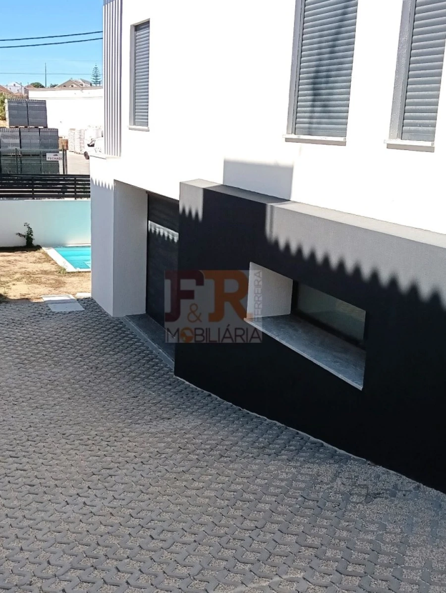 Moradia T5 para Venda em Laranjeiro e Feijó Foto 4