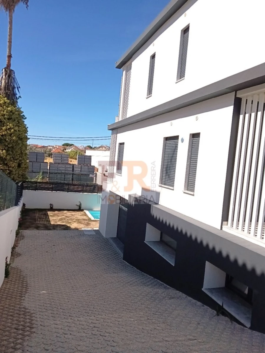 Moradia T5 para Venda em Laranjeiro e Feijó Foto 15