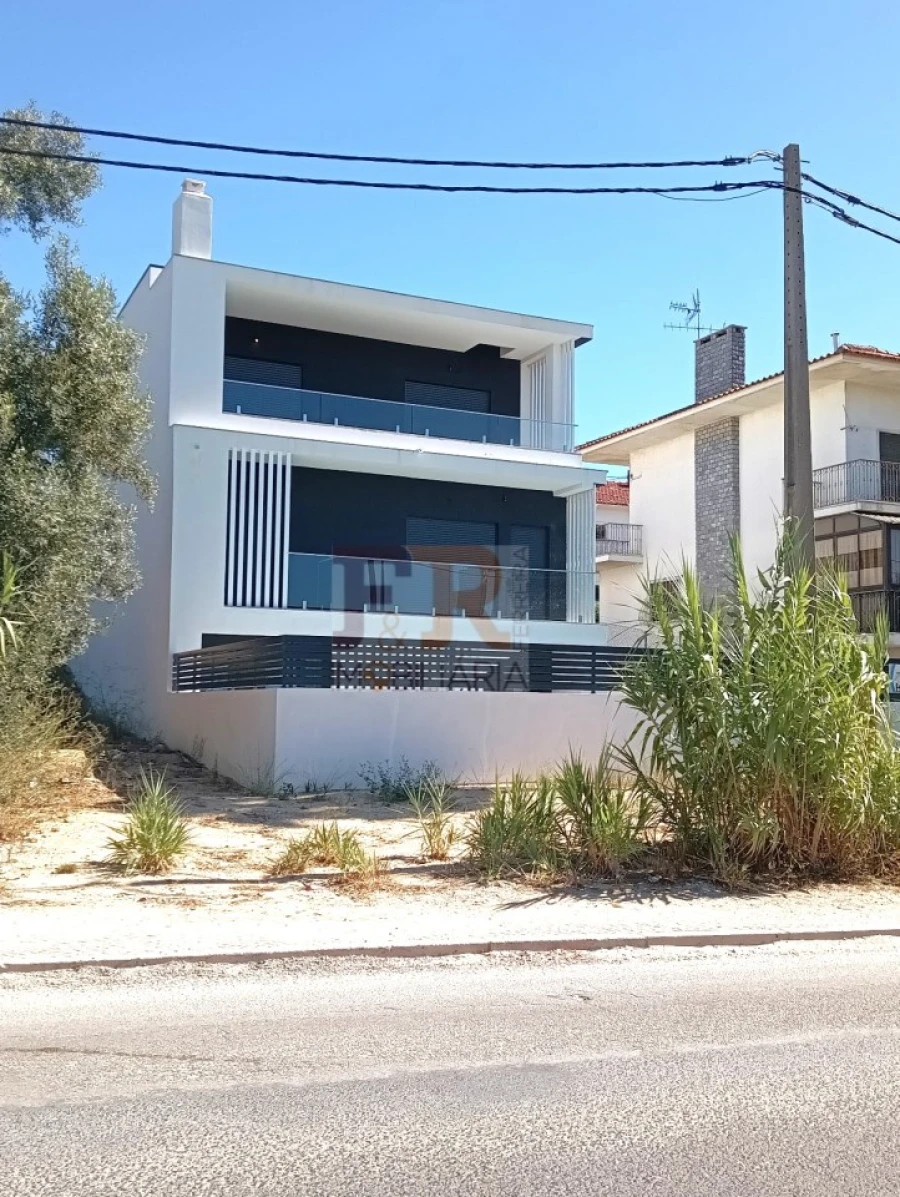 Moradia T5 para Venda em Laranjeiro e Feijó Foto 16