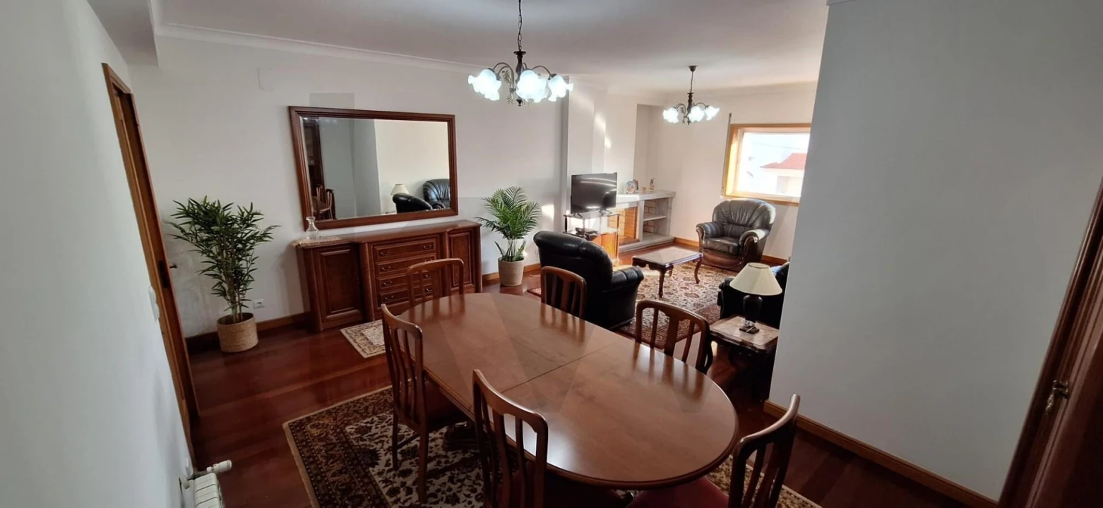 Apartamento T3 para Arrendamento em Santa Maria da Feira, Travanca, Sanfins e Espargo Foto 1