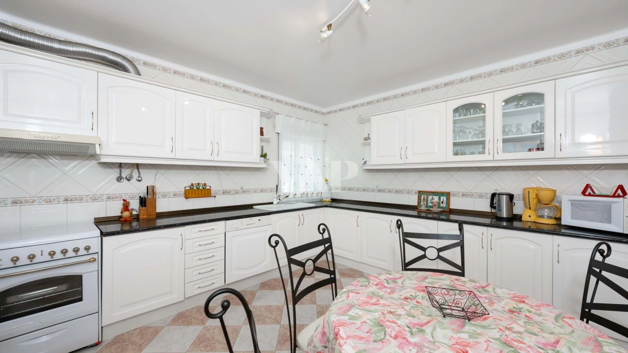 Apartamento T4 para Venda em Quarteira Foto 3
