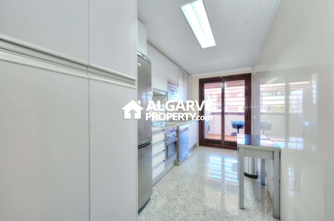 Apartamento T2 para Venda em Quarteira Foto 3