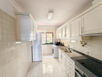 Apartamento T5 para Venda em Carcavelos e Parede
