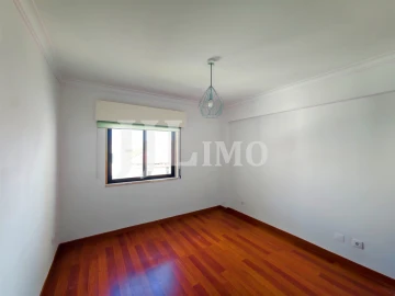 Apartamento T5 para Venda em Carcavelos e Parede