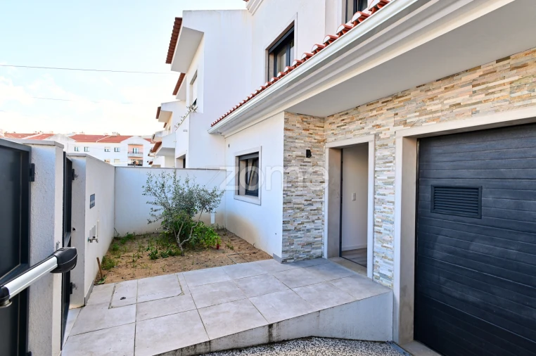 Moradia T3 para Venda em Rio de Mouro Foto 1