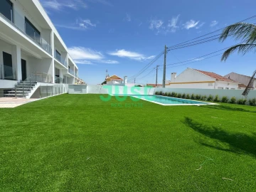 Moradia T3 para Venda em Charneca de Caparica e Sobreda
