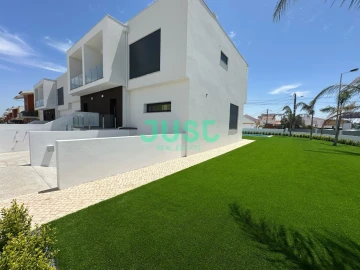 Moradia T3 para Venda em Charneca de Caparica e Sobreda