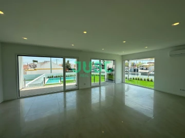 Moradia T3 para Venda em Charneca de Caparica e Sobreda
