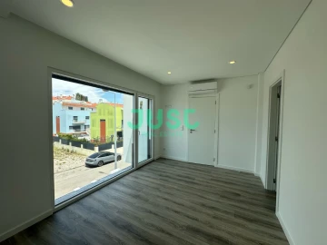Moradia T3 para Venda em Charneca de Caparica e Sobreda