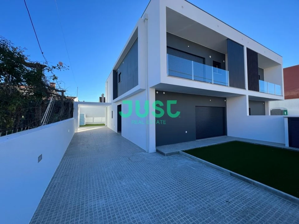 Moradia T4 para Venda em Fernao Ferro Foto 1