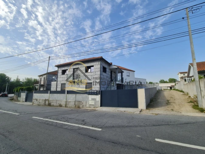 Moradia T3 para Venda em Golães Foto 3