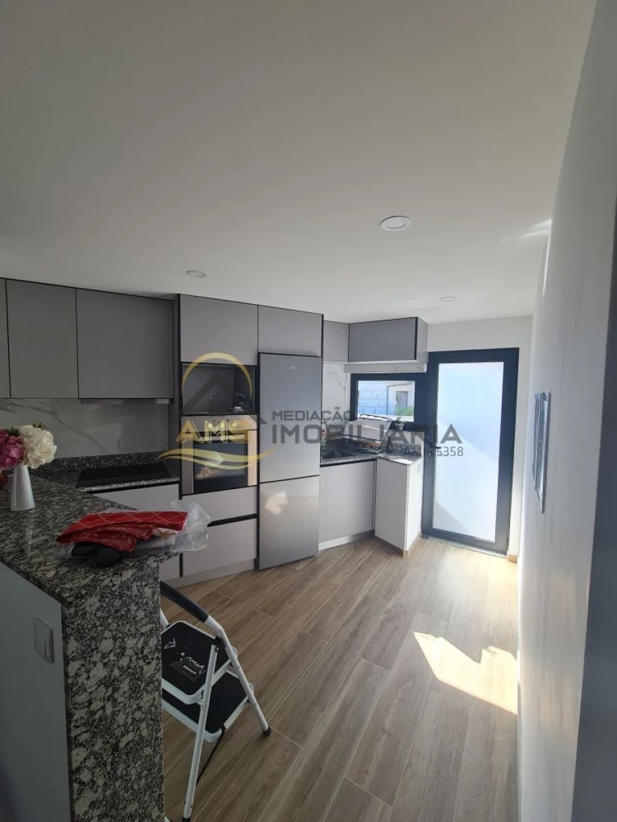 Moradia T3 para Venda em Golães Foto 12