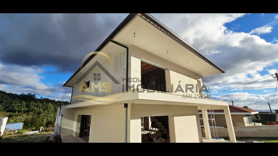 Moradia T4 para Venda em Revelhe