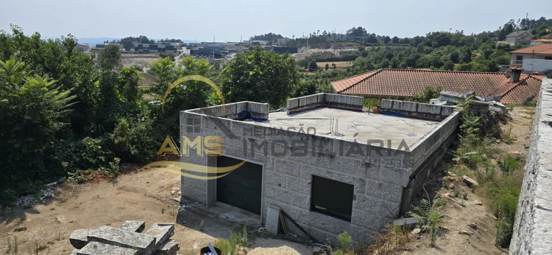 Moradia T2 para Venda em Golães Foto 3