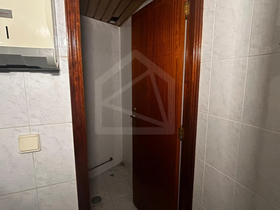 Loja para Venda em Candoso Santiago e Mascotelos Foto 11