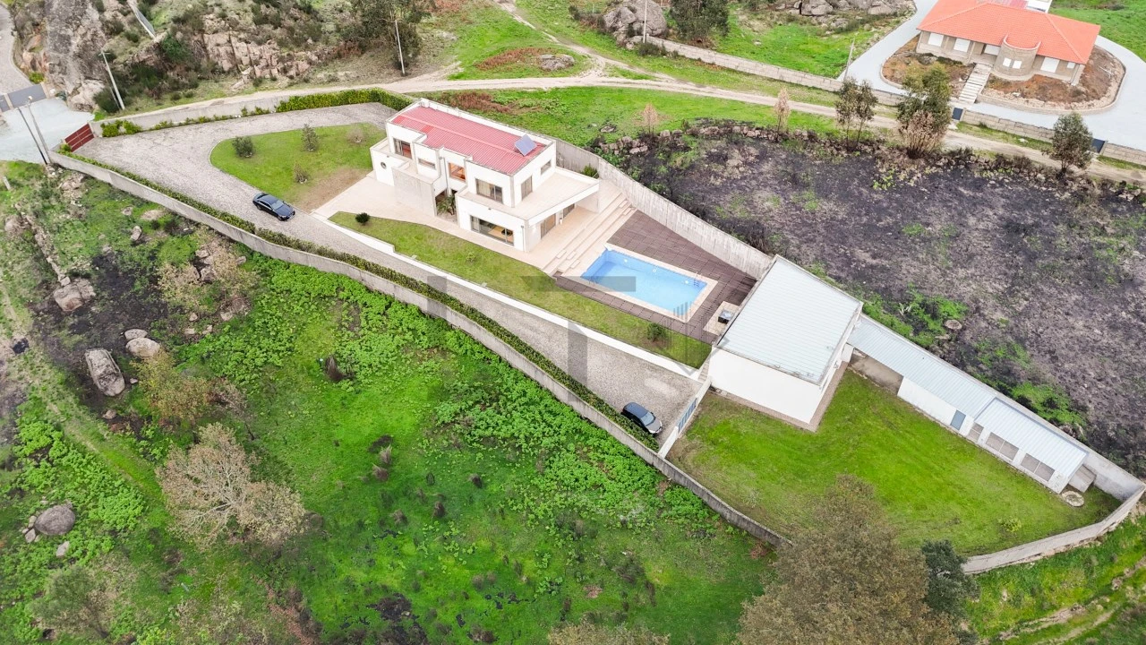 Moradia T5 para Venda em Avessadas e Rosém Foto 4