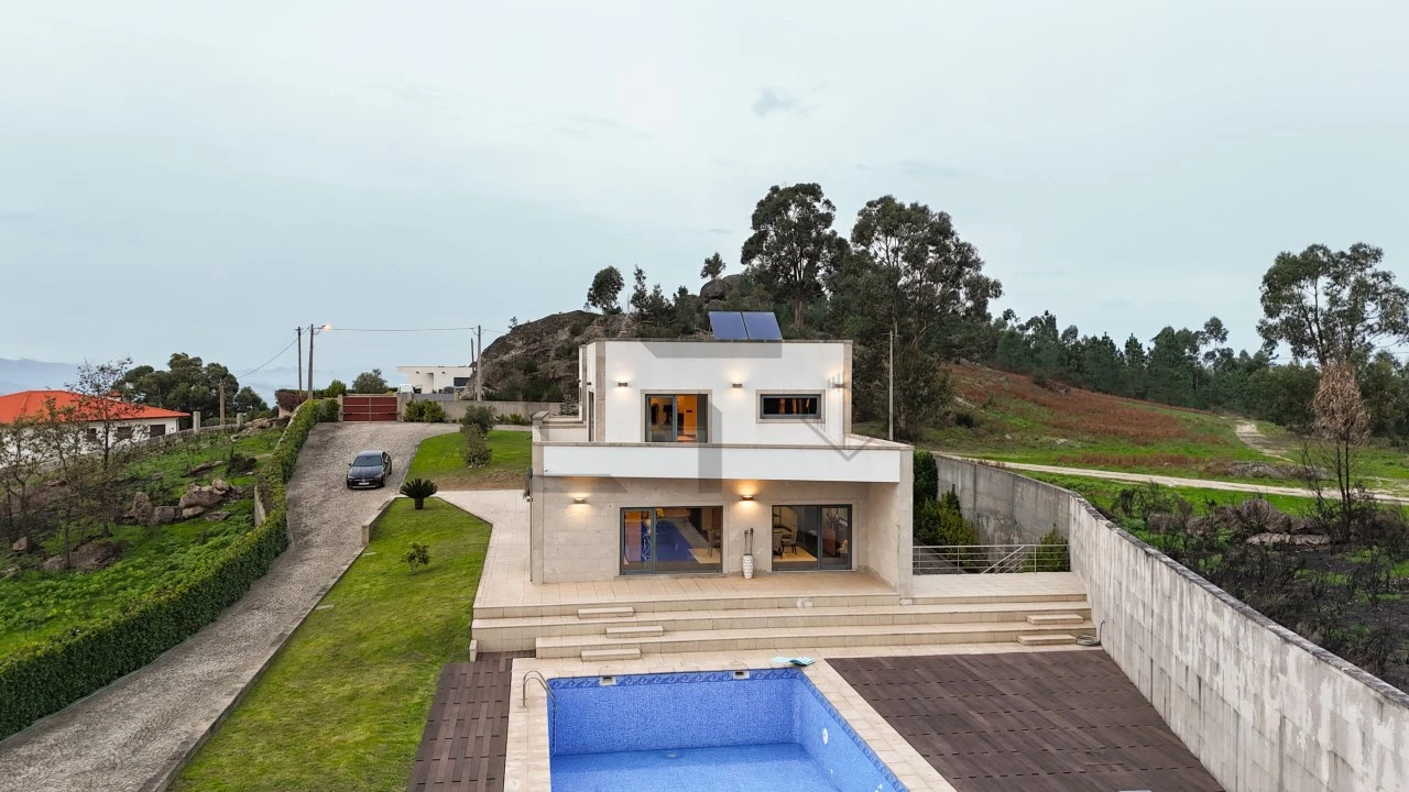 Moradia T5 para Venda em Avessadas e Rosém Foto 6