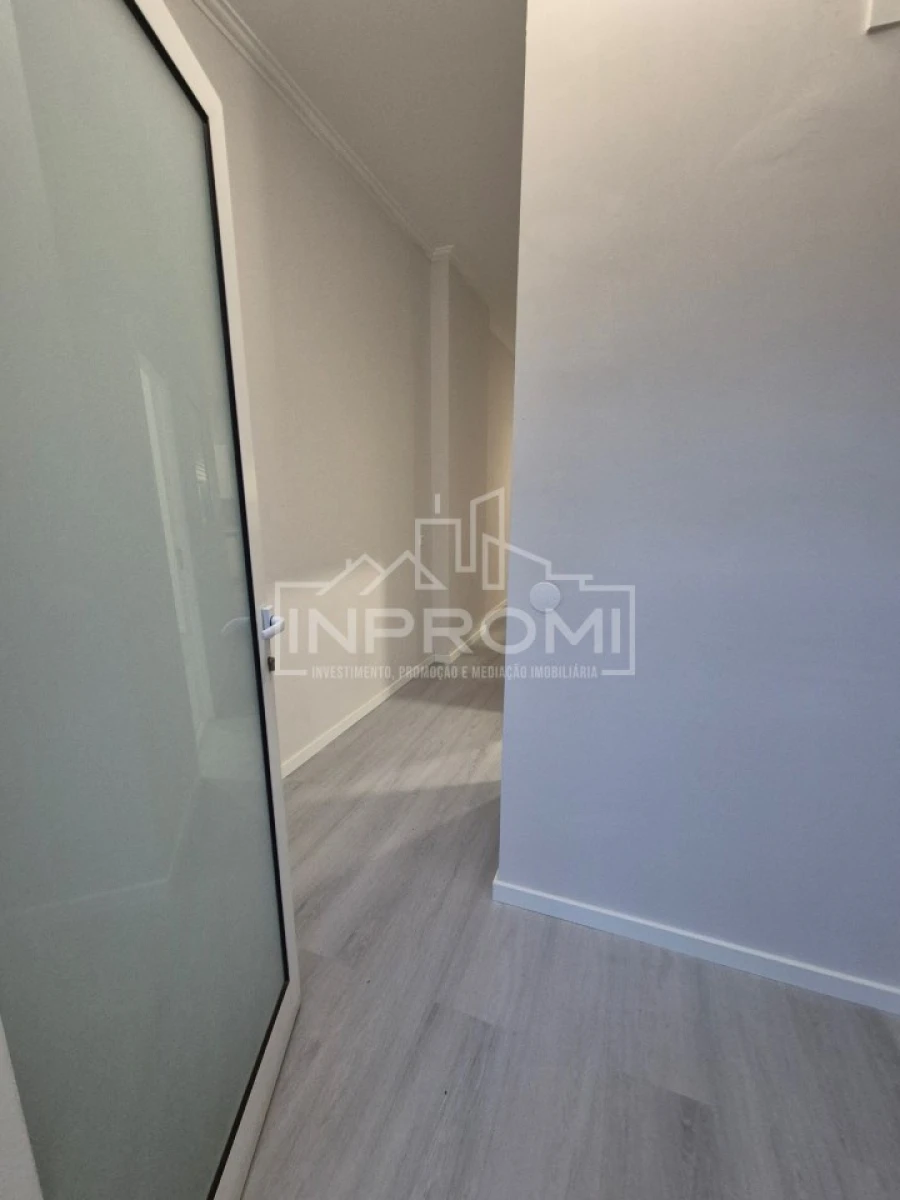 Apartamento T1 para Venda em Queluz e Belas Foto 2