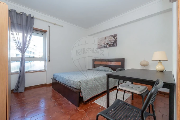 Apartamento T4 para Arrendamento em Santo Antonio dos Olivais Foto 18