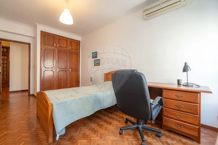 Apartamento T4 para Arrendamento em Santo Antonio dos Olivais Foto 11