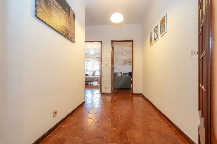 Apartamento T4 para Arrendamento em Santo Antonio dos Olivais Foto 23