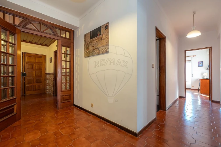 Apartamento T4 para Arrendamento em Santo Antonio dos Olivais Foto 14