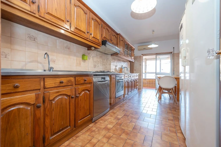 Apartamento T4 para Arrendamento em Santo Antonio dos Olivais Foto 5