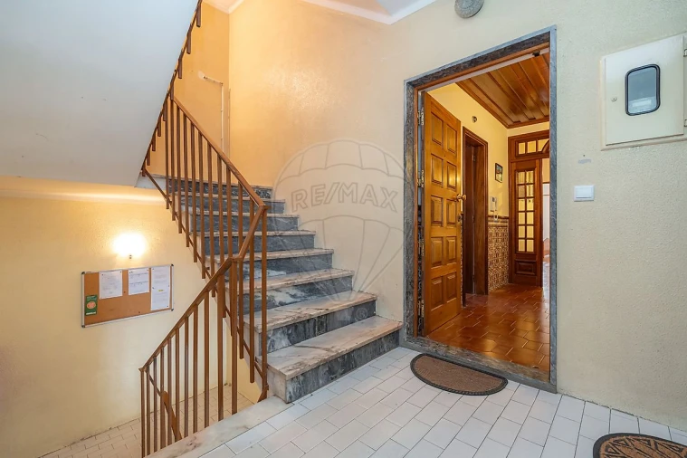 Apartamento T4 para Arrendamento em Santo Antonio dos Olivais Foto 3