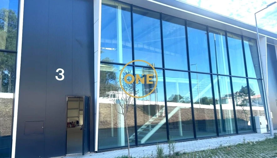 Armazém para Venda em Landim Foto 1