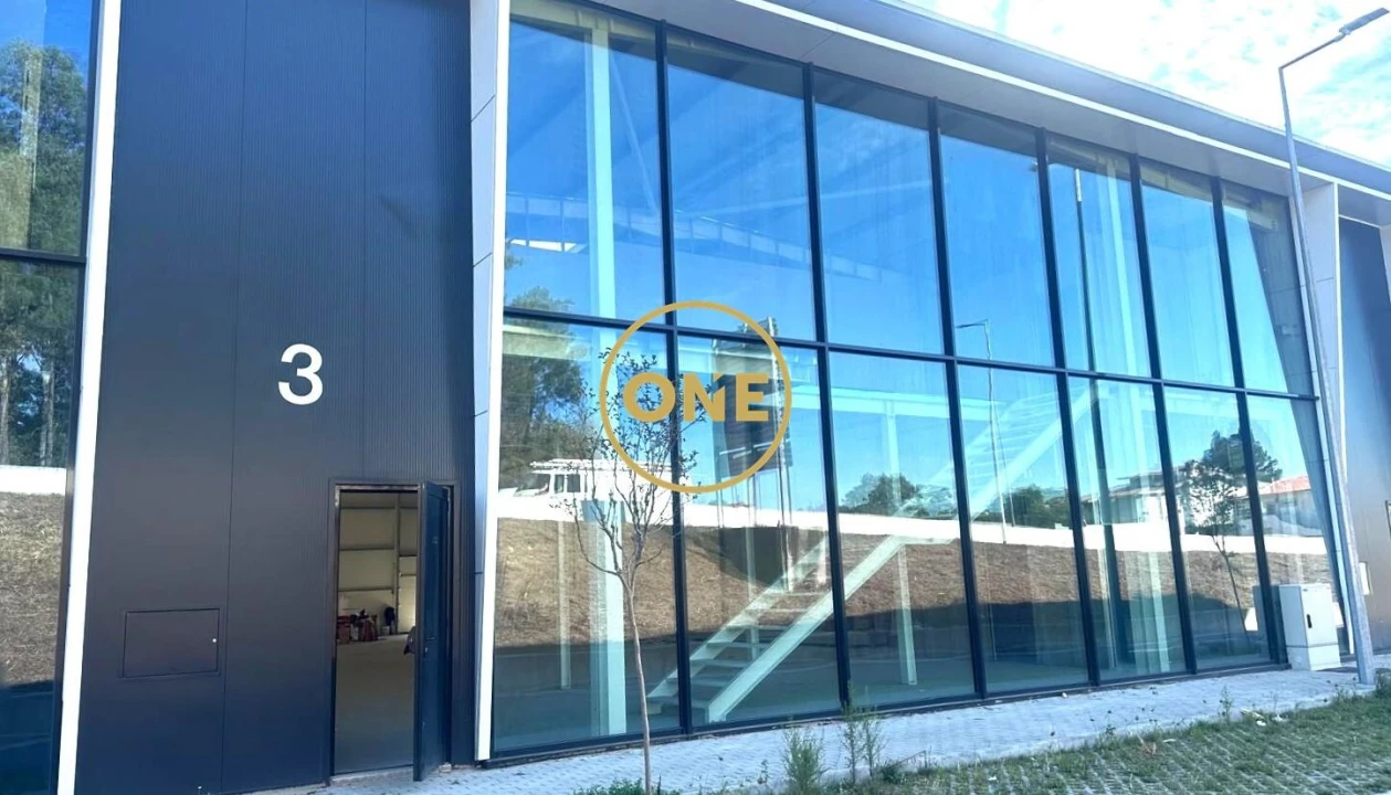 Armazém para Venda em Landim Foto 1