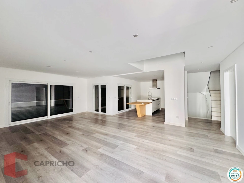 Moradia T4 para Venda em Corroios Foto 2