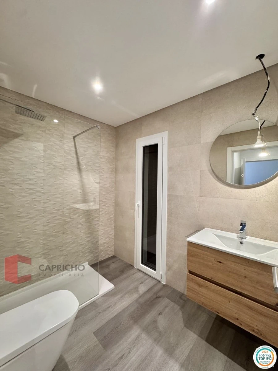 Moradia T4 para Venda em Corroios Foto 7