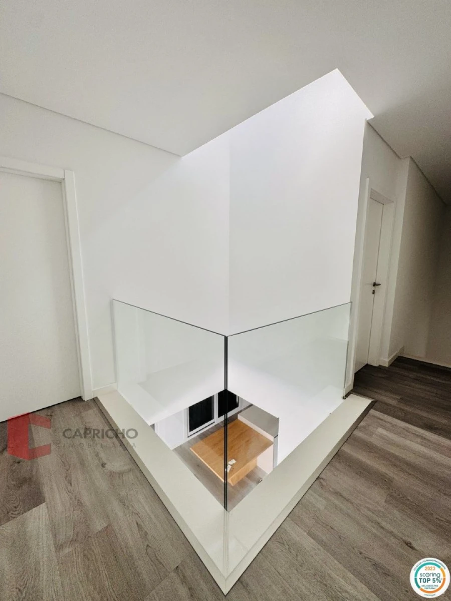 Moradia T4 para Venda em Corroios Foto 8