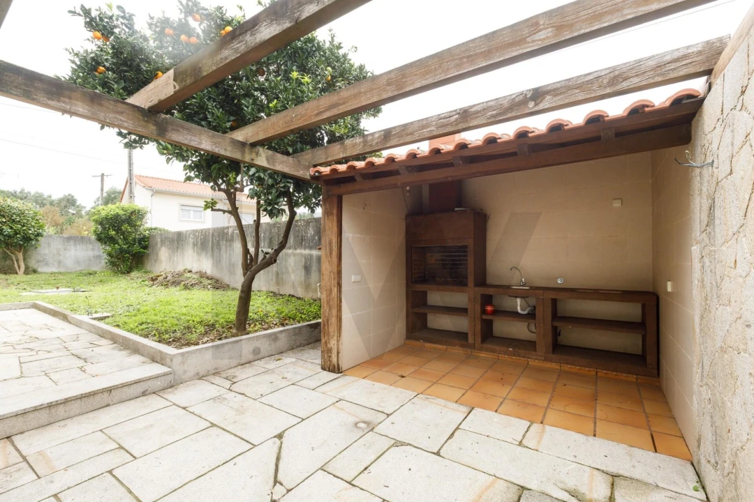 Moradia T4 para Venda em Seide Foto 5