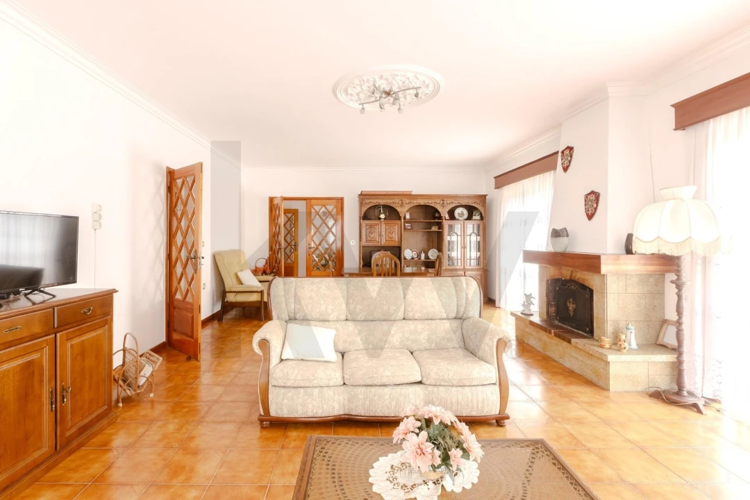 Moradia T4 para Venda em Seide Foto 8