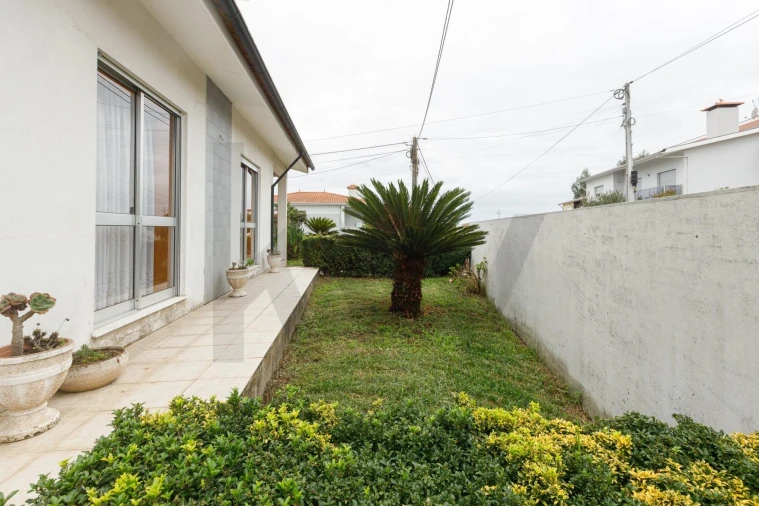 Moradia T4 para Venda em Seide Foto 3