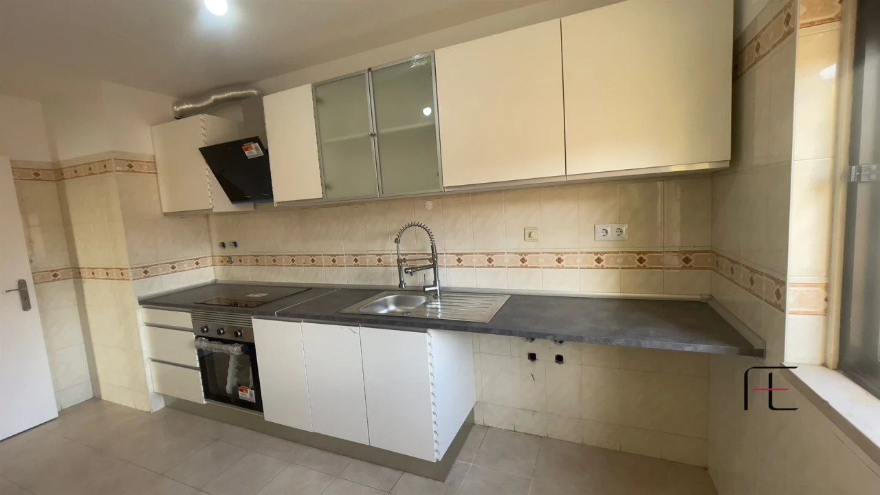 Apartamento T2 para Venda em Algueirão-Mem Martins Foto 2