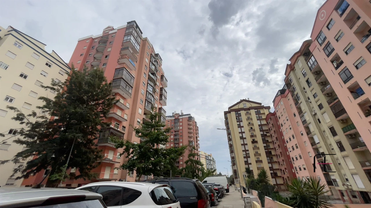 Apartamento T2 para Venda em Algueirão-Mem Martins Foto 1