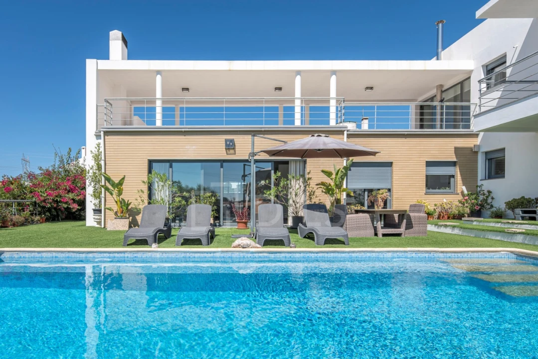 Moradia T4 para Venda em Santa Maria do Castelo e Santiago e Santa Susana Foto 1