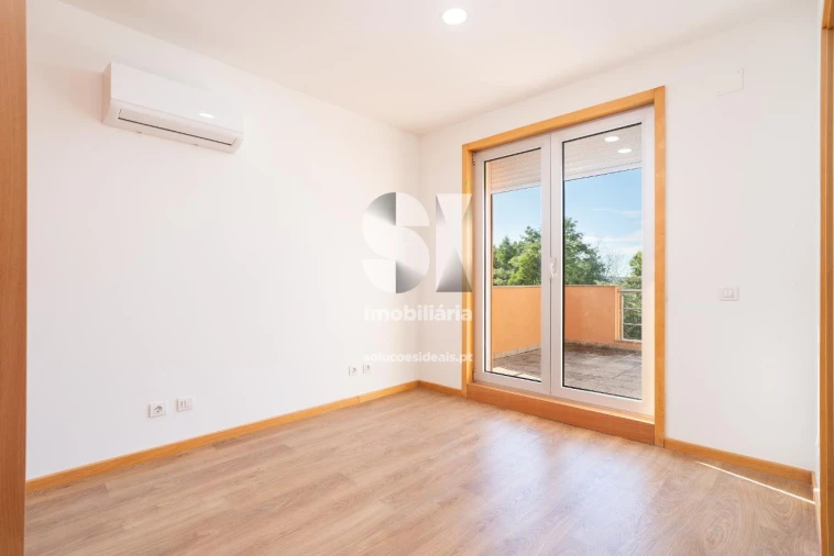 Moradia T4 para Venda em Santo Antonio dos Olivais Foto 10