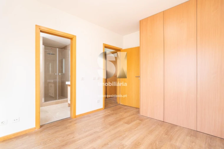 Moradia T4 para Venda em Santo Antonio dos Olivais Foto 12