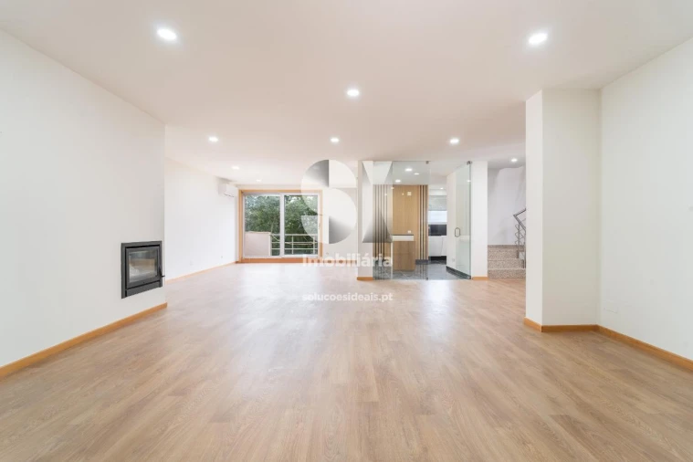 Moradia T4 para Venda em Santo Antonio dos Olivais