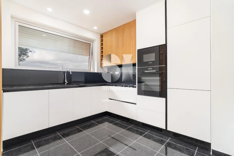 Moradia T4 para Venda em Santo Antonio dos Olivais Foto 7