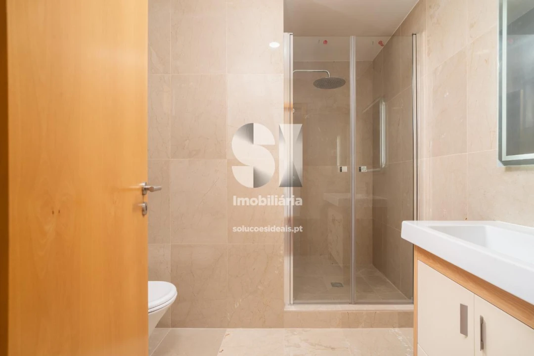 Moradia T4 para Venda em Santo Antonio dos Olivais Foto 16